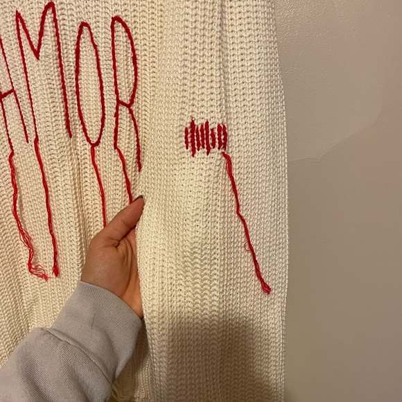 Peace Love World amor destructed sweater size medium - Picture 4 of 8